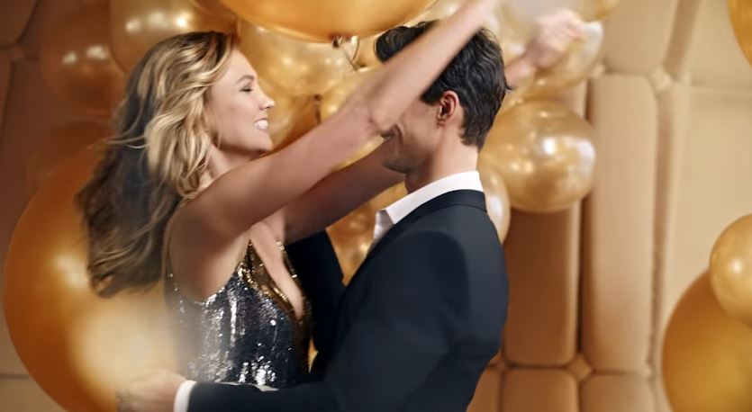 Modella Swarovski pubblicità con palloncini d'oro e modello - Testimonial Spot ottobre 2016
