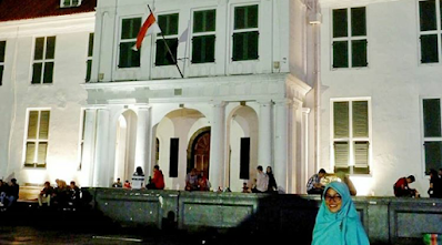 berfoto di kota tua jakarta