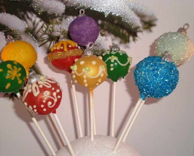 Cake Pop Christmas : Gluten Free Christmas Cake Pops 4 Ways - The Loopy Whisk : Dip the cake pops one at a time into the melted chocolate, allowing any excess chocolate to drip off and spin the pops to even out the surface.
