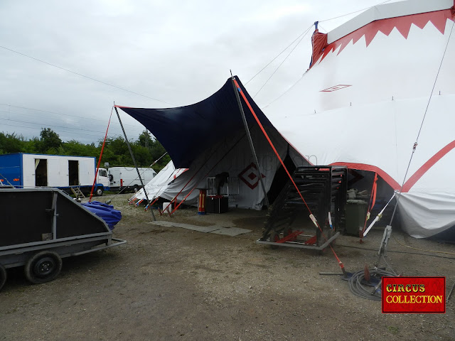 l'arrière de la tente du cirque Louis Knie junior  et l'entrée des artistes 