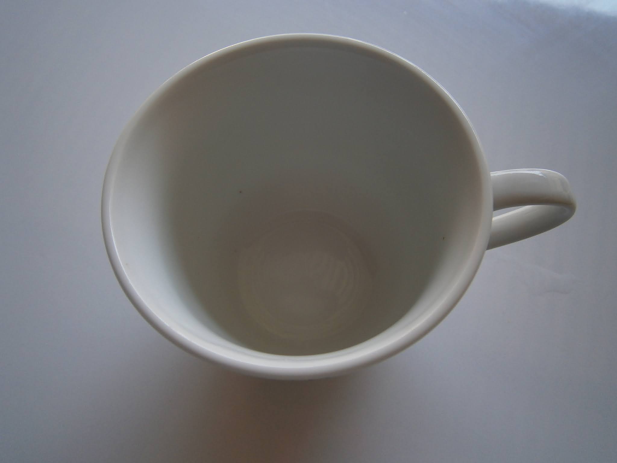 Taza de café puesto sobre un fondo de color blanco para decoración