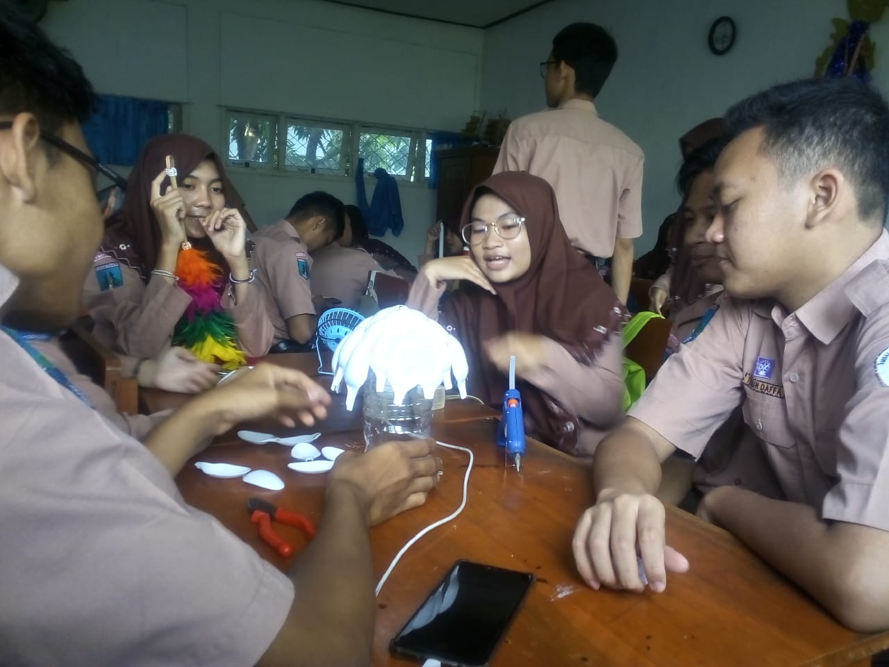 Praktik Membuat Produk Kerajinan Tangan Dengan Inspirasi Budaya Lokal