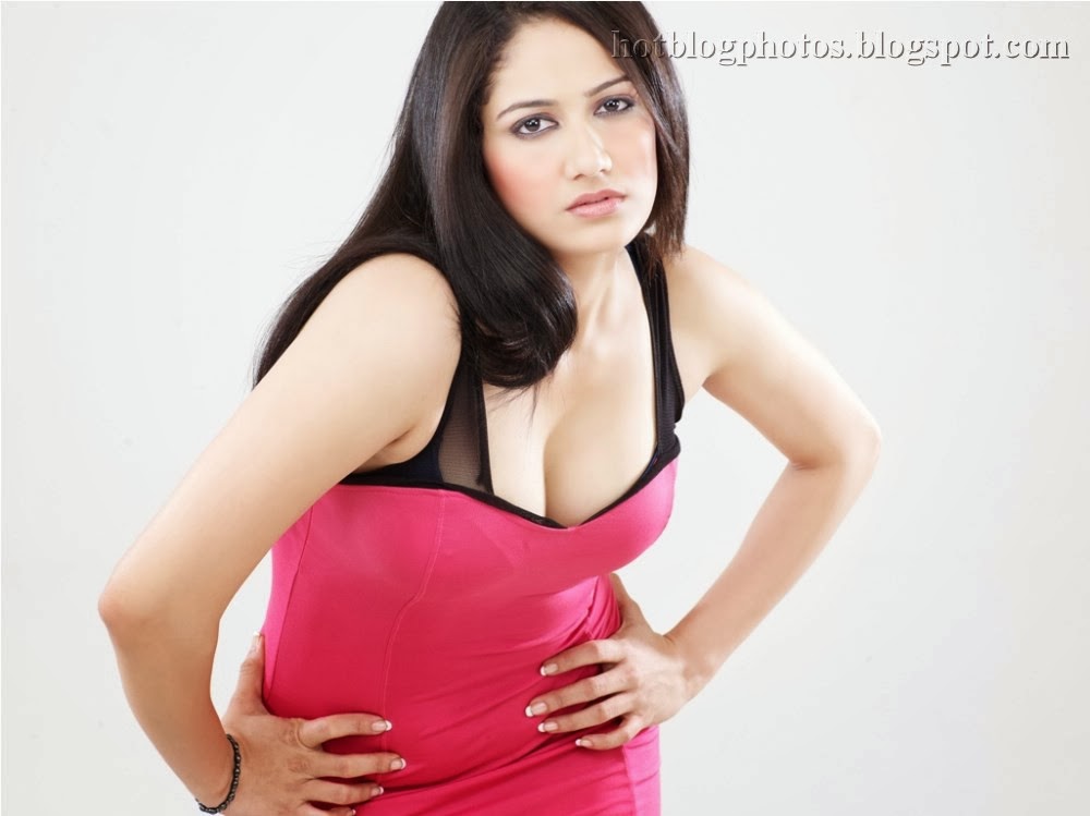 Komal+Sharma+Latest+Hot+Cleavage+Show+Ph