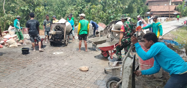 Jalin Kebersamaan Babinsa Dan Warga Cor Jalan