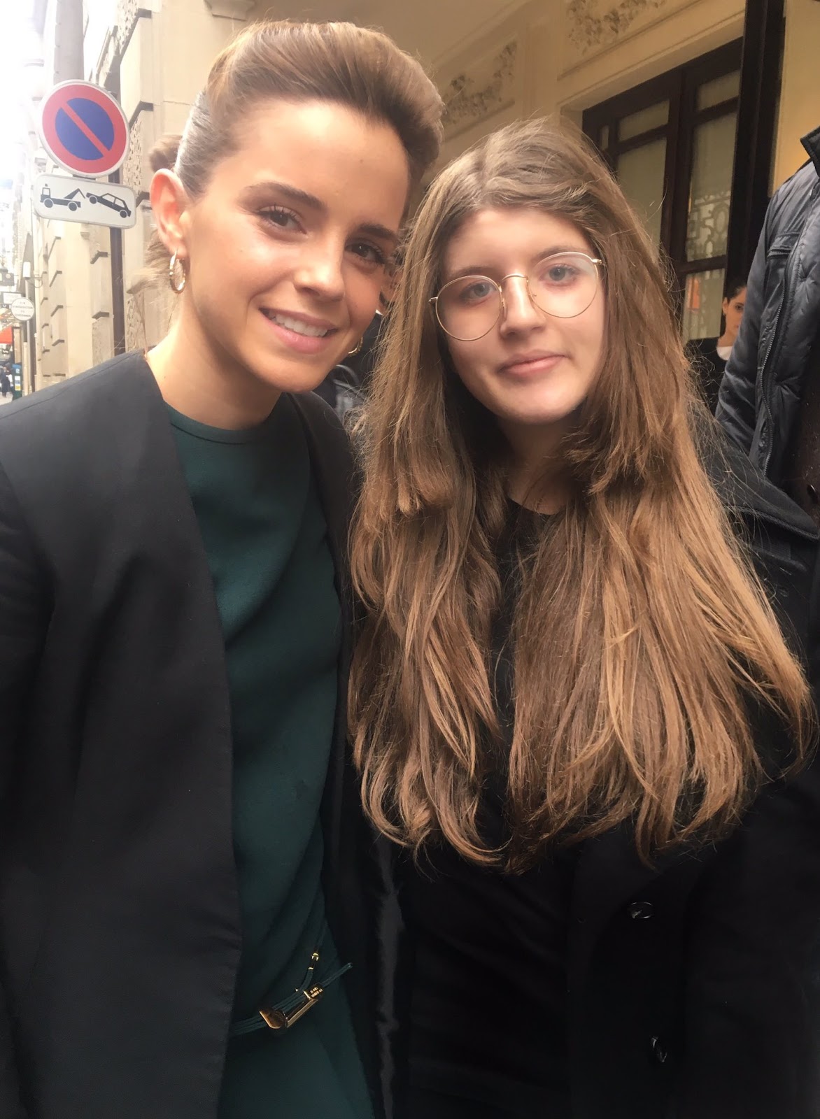 emma-watson-emma-watson-and-fans-in-paris-february-20-2017