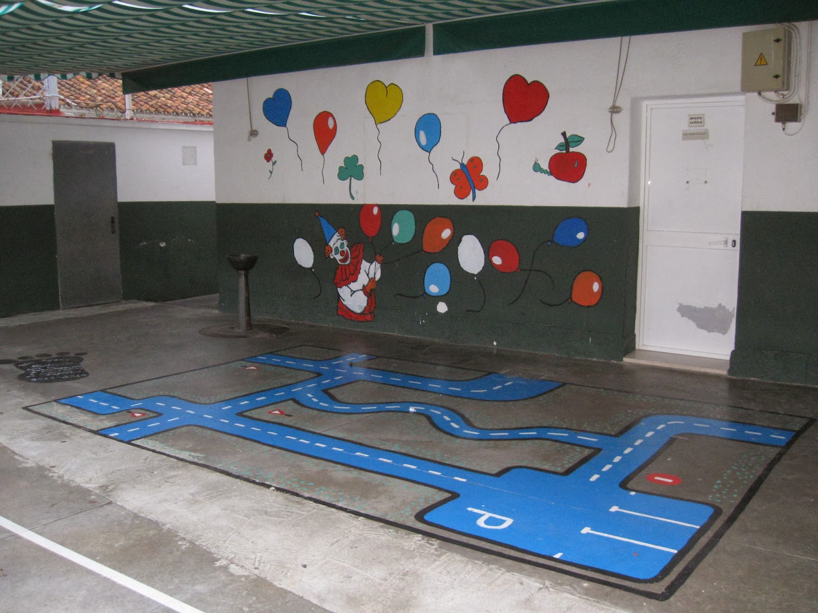  del Blas Infante Un divertido patio de recreo.