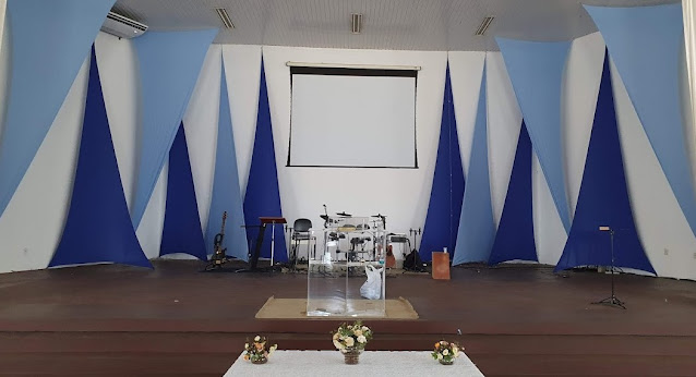 Malhas tensionadas,  Altar de igreja evangélica formato triangular cor azul