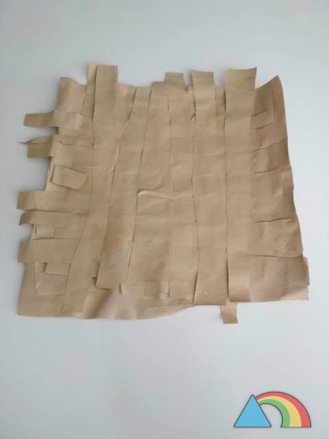 Papiro hecho con tiras de papel craft y cola blanca