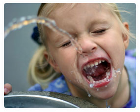 Μάθετε το σωστό τρόπο να πίνετε νερό