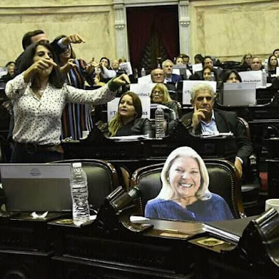 Pusieron una gigantografía de Carrió en Diputados, porque una vez más (y van...) no fue a trabajar