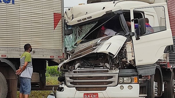 Acidente na BR-222 envolvendo dois caminhões