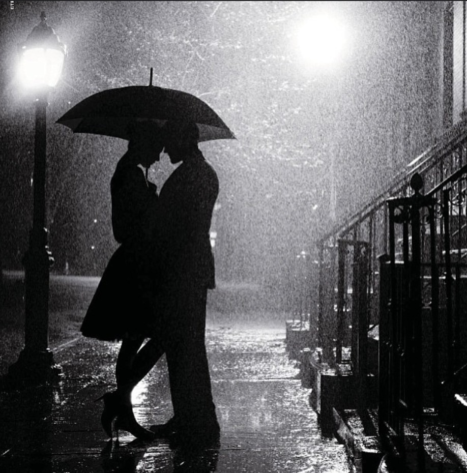 Parejas Abrazadas Bajo La Lluvia Imagenes