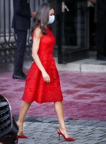 Queen Letizia wore a lace dress from fall 2016 collection of Carolina Herrera, and gold clutch and red suede slingback pumps from Carolina Herrera