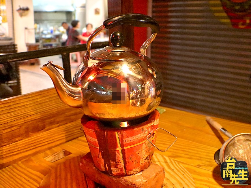 台南杏仁茶/晚上才營業只賣3小時/只賣一樣產品/每日限量60杯晚來喝不到/連網路地圖都找不到/炭火加熱甘醇香/天然食材熬煮/不含香精防腐劑