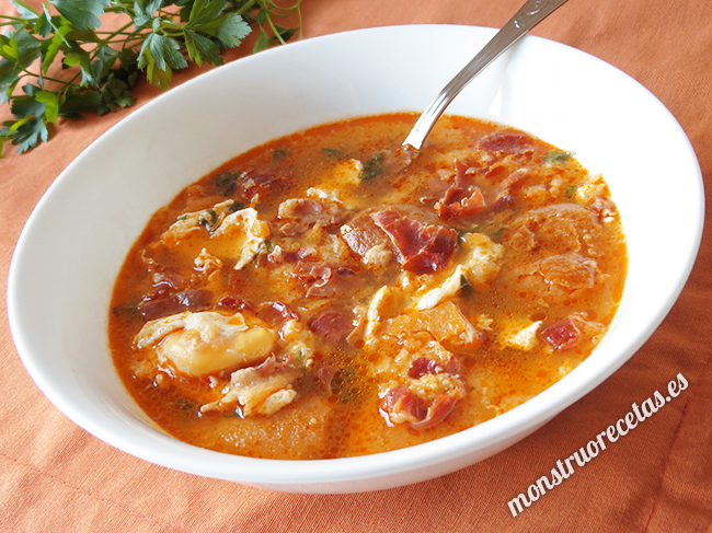 Sopa castellana o sopa de ajo. Receta tradicional