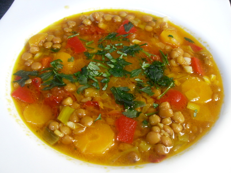 Receta de lentejas guisadas con verduras.