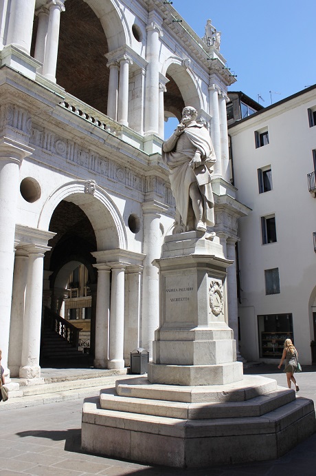socha Andrey Palladia v centru Vicenzy