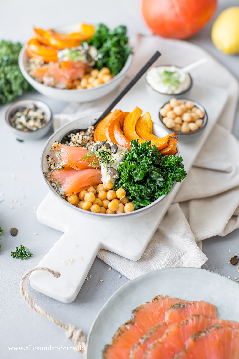 KürbisQuinoaBowl mit Grünkohl und gravad Lachs Alles und Anderes