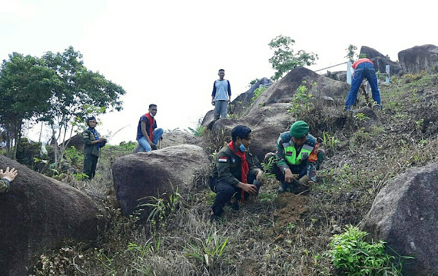 Babinsa bersama MAPALA STAI Natuna Melaksanakan Penghijauan di Desa Selemam Babinsa bersama MAPALA STAI Natuna Melaksanakan Penghijauan di Desa Selemam
