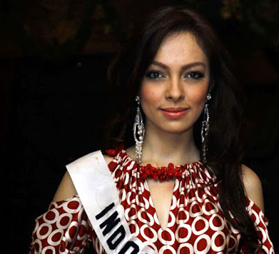 Biografi Reisa Kartikasari Biografi Reisa Kartikasari Biodata Nama Lahir: Reisa Kartikasari Lahir: 28 Desember 1985 di Kota Malang, Jawa Timur Pekerjaan: Dokter, Model, Host/Presenter Tinggi: 173 cm Warna rambut: Coklat Tua Warna mata: Hitam Gelar: Puteri Indonesia Lingkungan 2010 Kompetisi: Puteri Indonesia 2010, Miss International 2011 Pasangan: Kanjeng Pangeran Tedjodiningrat Broto Asmoro Anak: RR.Ramania Putri Broto Asmoro Instagram: @reisabrotoasmoro. (fa) Biografi Reisa adalah seorang dokter sekaligus seorang model di mana ia menempuh pendidikan kedokterannya di Universitas Pelita Harapan dan Universitas Indonesia. Ia memulai karier di dunia hiburan sejak masih dibangku sma. Pernah mengikuti ajang pemilihan gadis sampul, masuk menjadi salah satu model di Look Models Agency, serta membintangi beberapa iklan di Indonesia dan Asia. Setelah lulus dan bekerja di RS Polri Raden Said Soekanto Kramat Jati, ia banyak berkecimpung di dunia forensikBahkan menjadi salah satu anggota DVI (Dissaster Victim Identification) yang salah satunya terlibat dalam proses investigasi korban Sukhoi dan beberapa bom terorisme di Jakarta. Tahun 2010 ia mengikuti kontes Puteri Indonesia, perwakilan dari provinsi D.I Yogyakarta. Dalam kontes nasional tersebut, ia meraih posisi juara kedua, yang memberikannya gelar purtri Indonesia lingkungan 2010. Ia juga mewakili Indonesia dalam kontes Miss International 2011