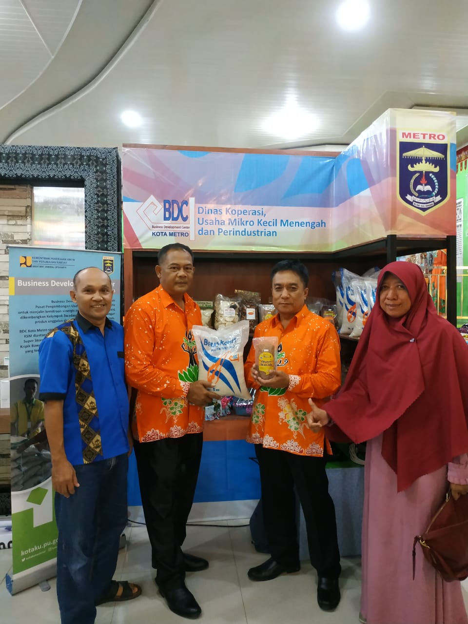 GUBERNUR LAMPUNG KUNJUNGI STAND BDC DI ANJUNGAN KOTA METRO ...