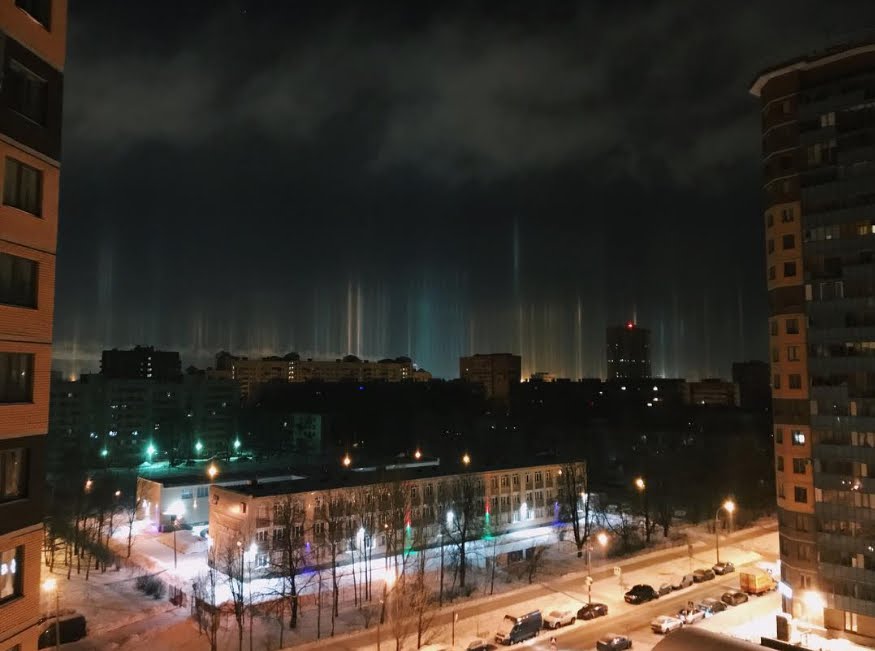 Incredibili colonne di luce nel cielo di San Pietroburgo in Russia FOTO.