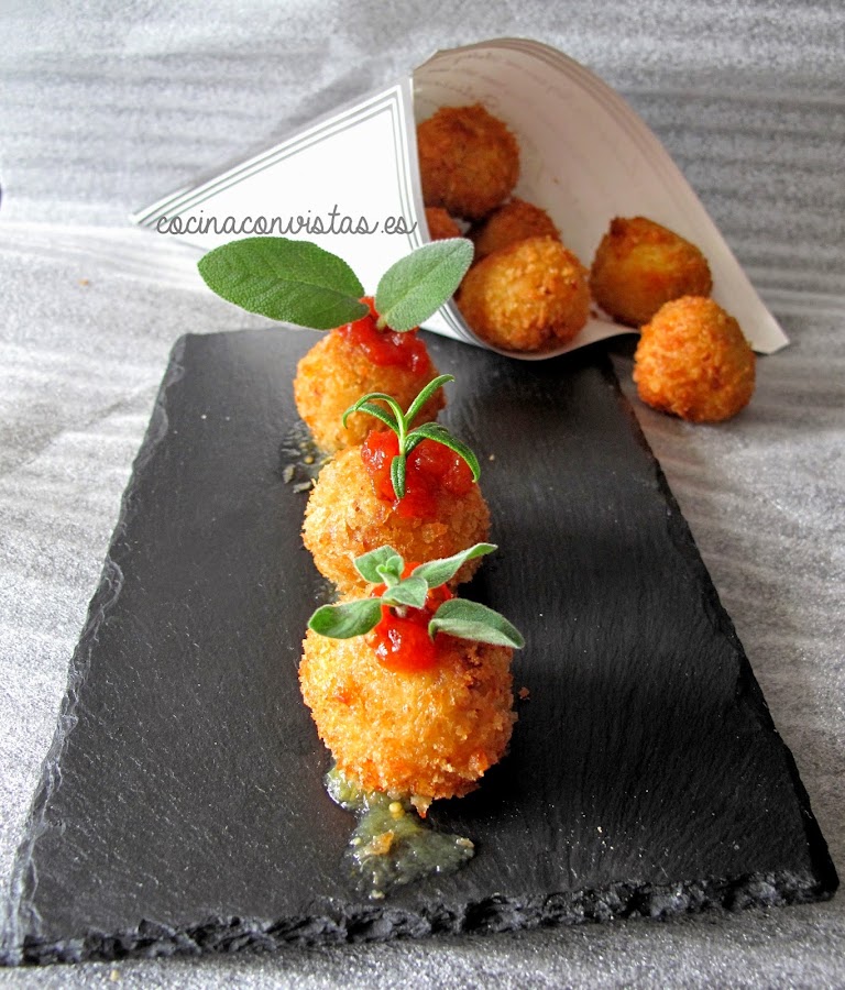Pelotitas crujientes de calabacín, queso y cecina