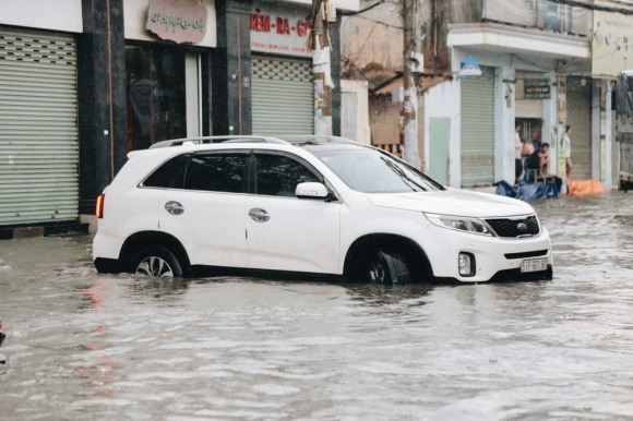 Mấy anh đòi thu phí chống ngập có thấy không, chỉ 15 phút mưa đã làm giao thông tê liệt?