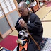 Cãozinho participa das orações budistas