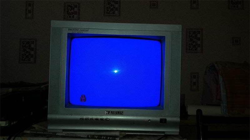 Снять блокировку телевизора без пульта. Старый телевизор. Голубой телевизор. Синий экран телевизора. Синий телевизор.