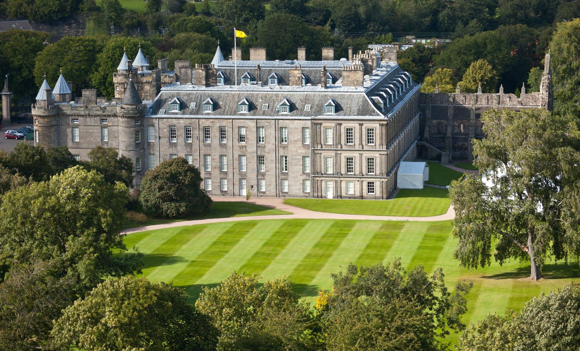 Holyrood Palace, United Kingdom (with Map & Photos)
