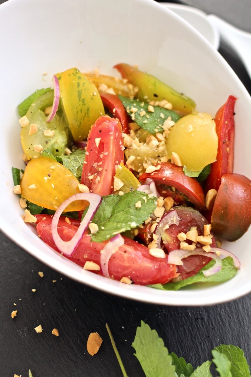 HOME OF HAPPY: TOMATENSALAT MIT ZWIEBELN, MINZE UND ERDNÜSSEN