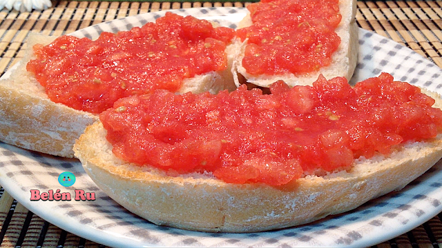 Tostadas de pan con tomate