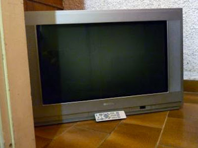 Un televisore a tubo catodico