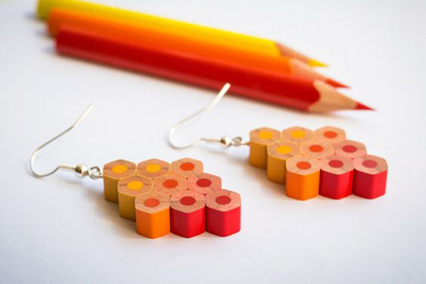 сережки из цветных карандашей