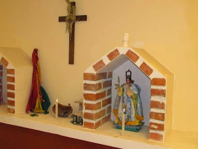 Nuestra Señora del Rosario ist die Patronin von Bonete das Kreuz hatten wir mit Altartüchen etc. mitgebracht zu Fuß war das früher nicht möglich