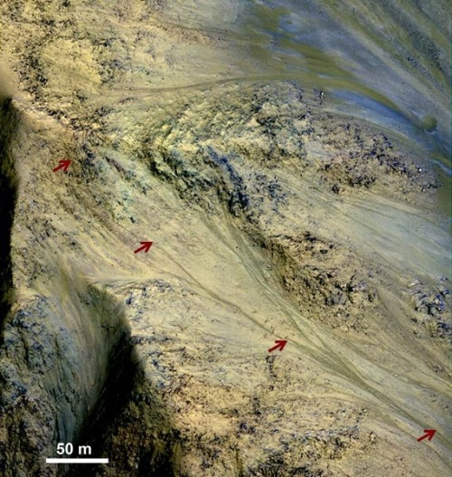 Phát hiện mới: Dấu hiệu nước vẫn chảy trên sao Hỏa