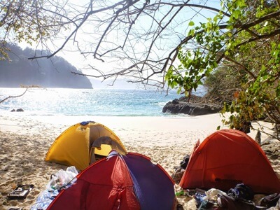 Aktifitas Berkemah atau Camping di Teluk Hijau atau Teluk Ijo Green Bay Banyuwangi