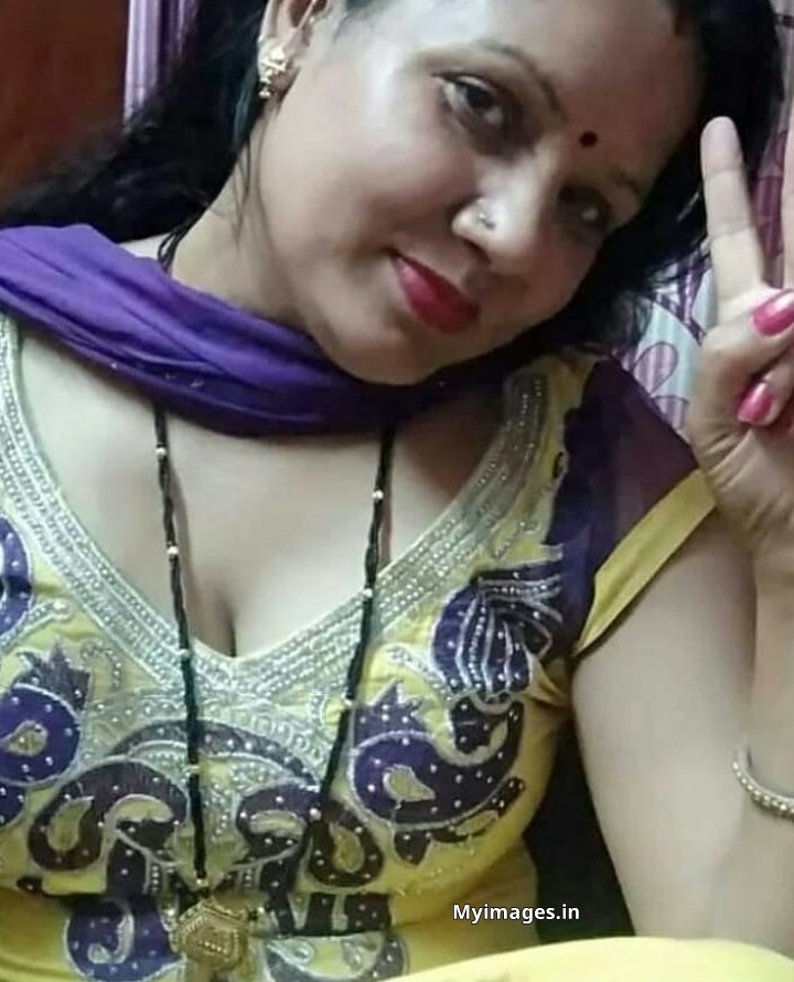 Indian hot aunty photo