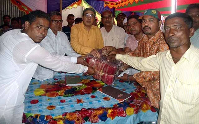 বকশীগঞ্জে পূজা মন্ডপে সাবেক অতিরিক্ত আইজিপি’র নগদ অর্থ বিতরণ 