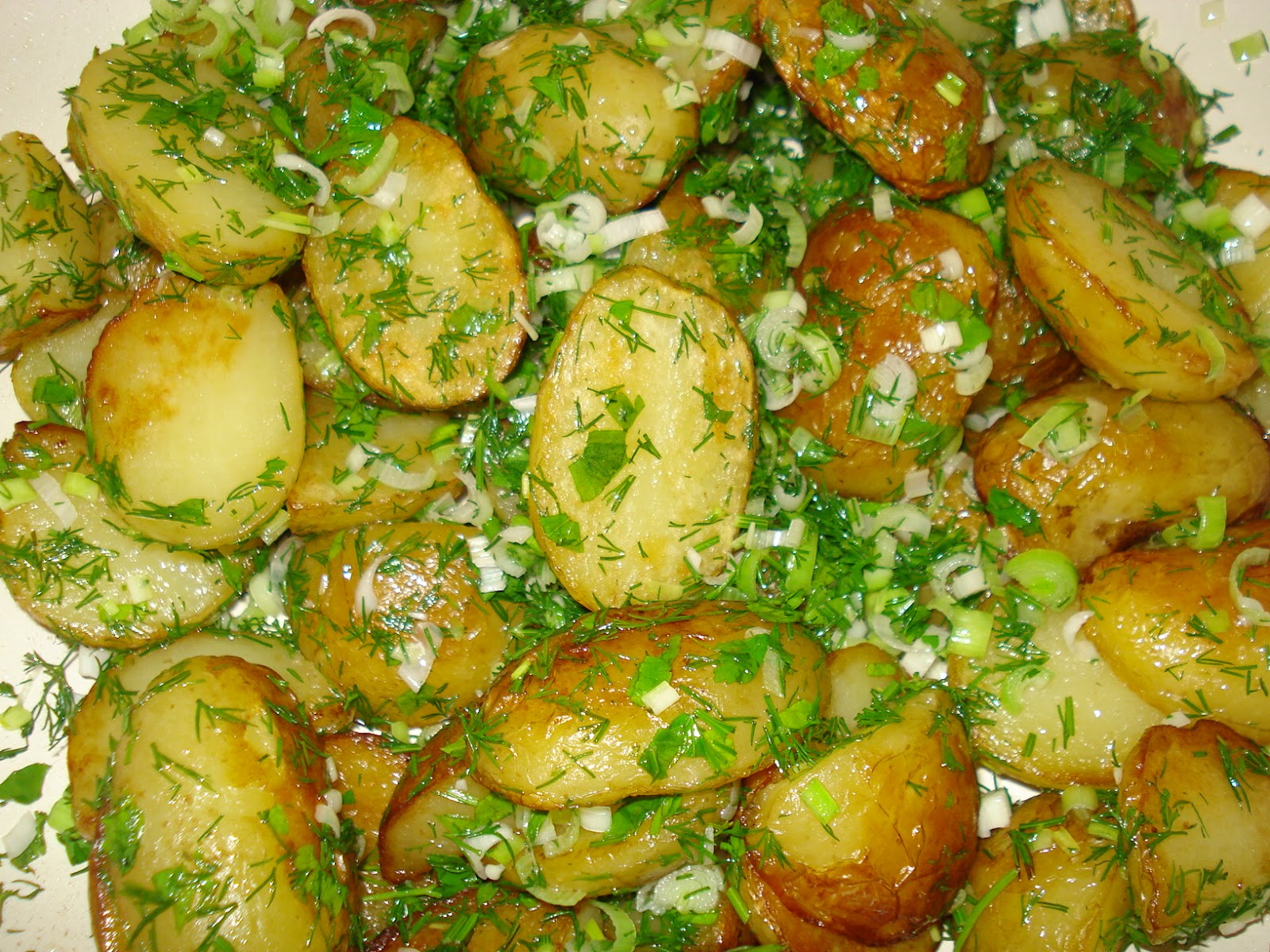 пресни картофи с копър и чесън