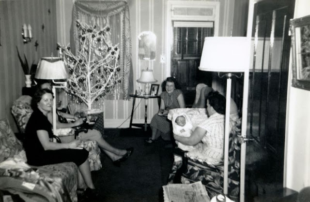 22 Black and White Pics Show House Interior of the 1950s ~ Vintage Everyday