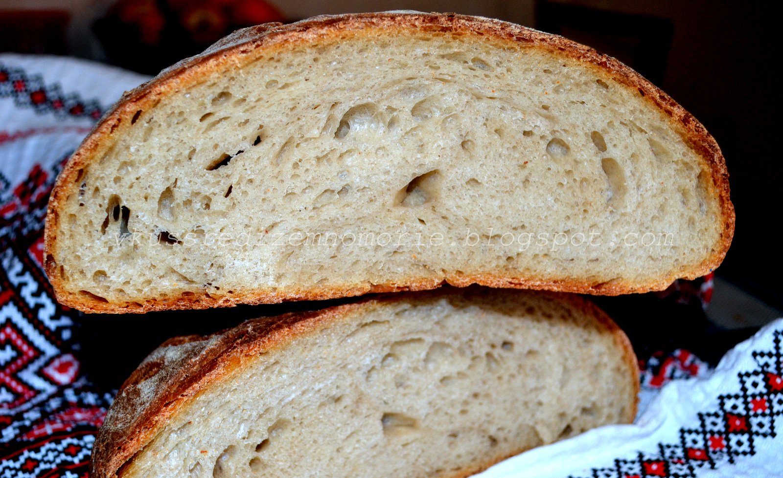Простой хлеб на кефире. Пшеничный хлеб на закваске. Сдобный хлеб. Сдобная выпечка на закваске. Французский хлеб на закваске в духовке.
