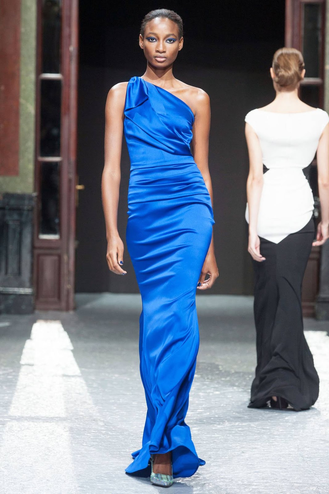 Couture Carrie: Awesome Asymmetric Gowns
