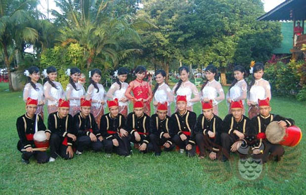 Sulawesi Utara adalah salah satu provinsi yang masyarakatnya terdiri atas suku dan etnis y Pakaian Adat Sulawesi Utara dari 4 Suku, Nama, Gambar, dan Penjelasannya