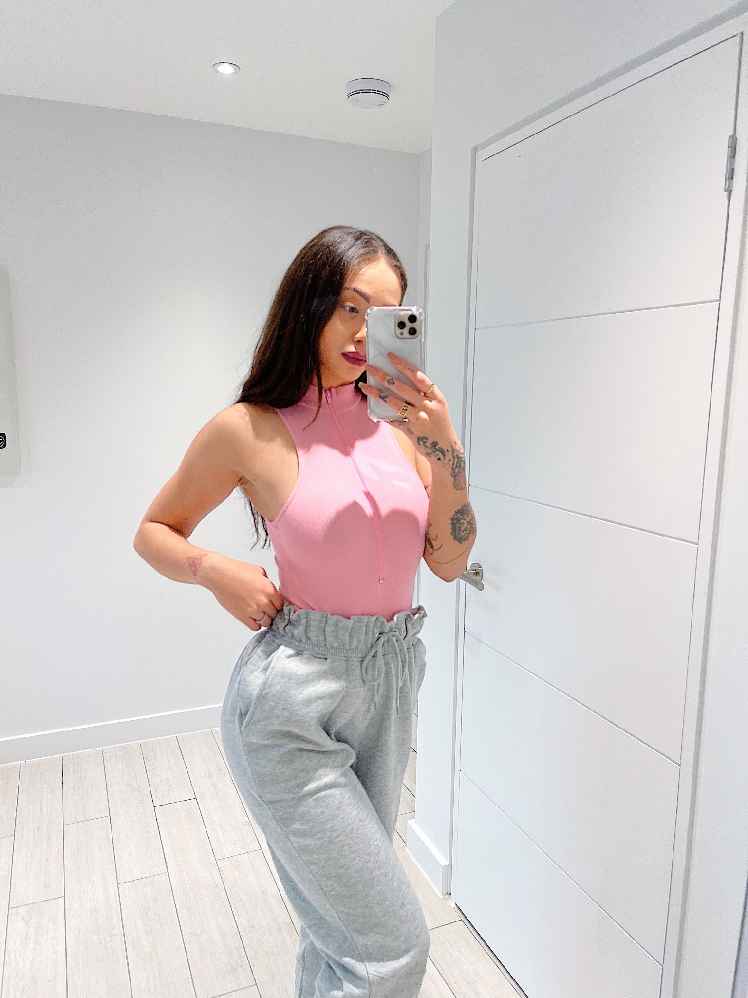 https://femmeluxe.co.uk/grey-high-waisted-oversized-cuffed-joggers-fiona/