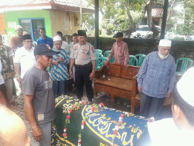 Kapolsek Buduran Takziyah dan Angkat Jenazah Calon Kades Sukorejo Buduran