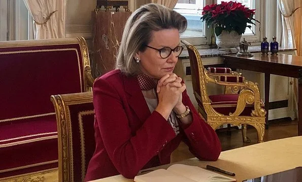 Queen Mathilde in jazzberry wine-red blazer from Stella McCartney. Max Mara double-breasted blazer. Silk with a pattern scarf from Giorgio Armani