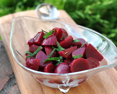 Refrigerator Pickled Beets ♥ KitchenParade.com, made with canned beets or fresh roasted beets, no canning required, keep for weeks in the fridge. Vegan. Low Sugar. Low Cal. Low Carb. Weight Watchers Friendly.