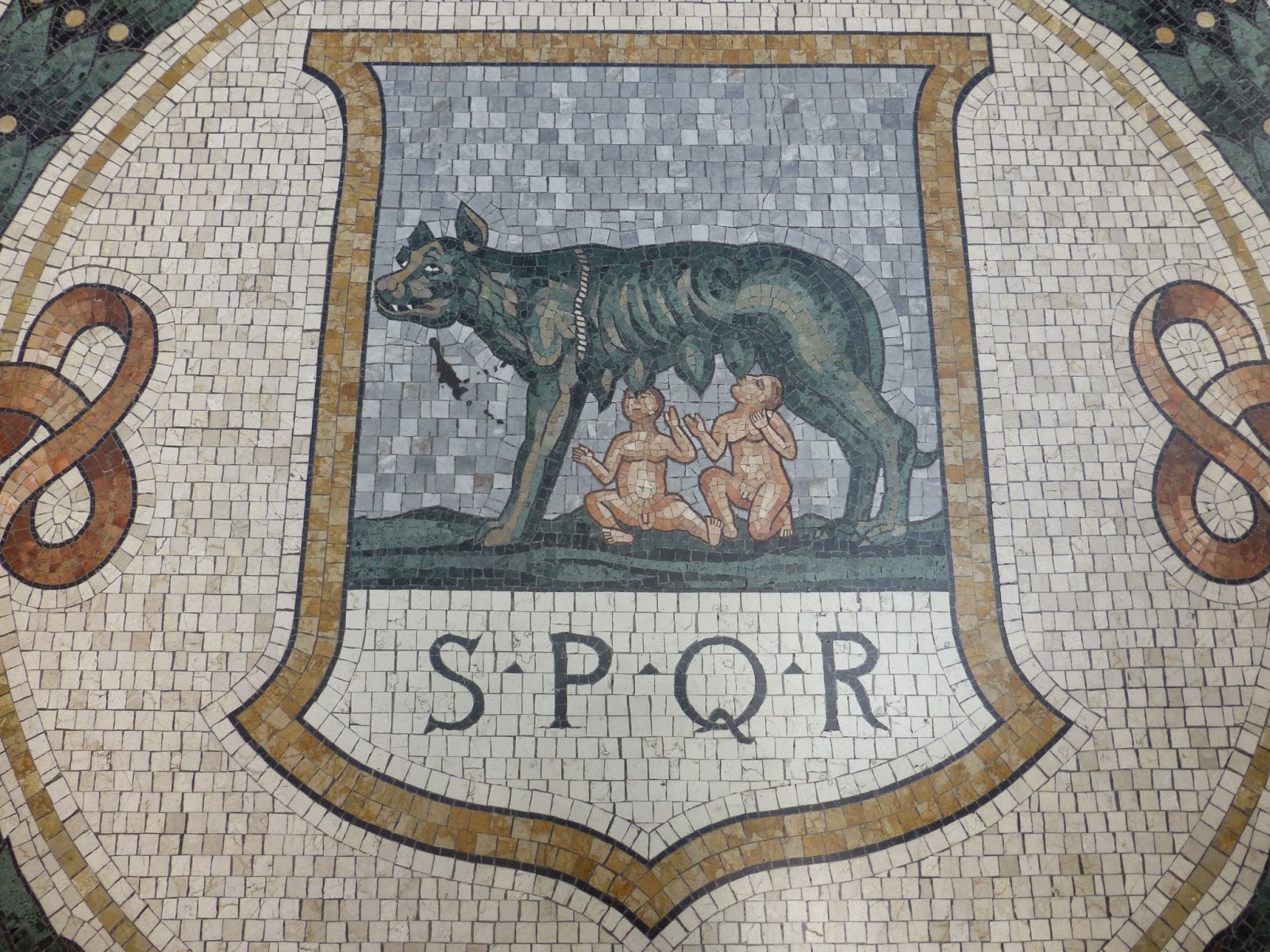 P. флаг римской империи spqr. аббревиатура в древнем риме. штандарт рима spqr. герб spqr.